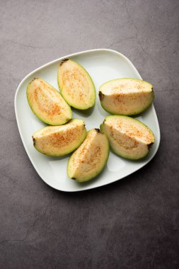 Taze kesilmiş guava ya da biraz tuz serpiştirilmiş Peru, kırmızı biber tozu.