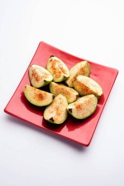 Taze kesilmiş guava ya da biraz tuz serpiştirilmiş Peru, kırmızı biber tozu.