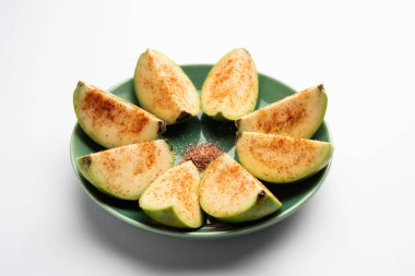 Taze kesilmiş guava ya da biraz tuz serpiştirilmiş Peru, kırmızı biber tozu.