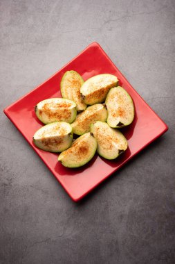 Taze kesilmiş guava ya da biraz tuz serpiştirilmiş Peru, kırmızı biber tozu.