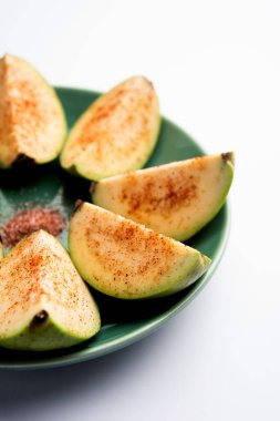 Taze kesilmiş guava ya da biraz tuz serpiştirilmiş Peru, kırmızı biber tozu.