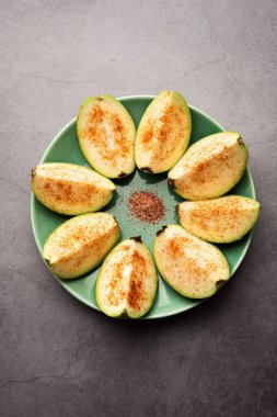 Taze kesilmiş guava ya da biraz tuz serpiştirilmiş Peru, kırmızı biber tozu.