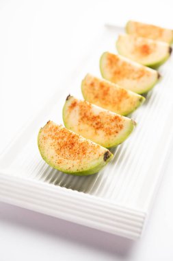 Taze kesilmiş guava ya da biraz tuz serpiştirilmiş Peru, kırmızı biber tozu.