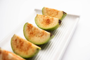 Taze kesilmiş guava ya da biraz tuz serpiştirilmiş Peru, kırmızı biber tozu.