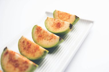 Taze kesilmiş guava ya da biraz tuz serpiştirilmiş Peru, kırmızı biber tozu.