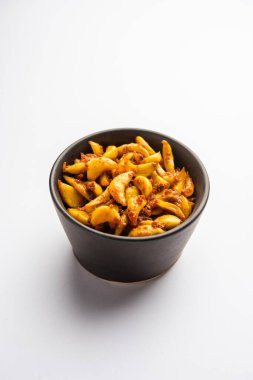 Lahanayı kullanarak yapılan sarımsak turşusu ya da Veluthulli Achar Hindistan 'ın en çok arzu edilen ve hazırlanması en kolay mezelerinden biridir.