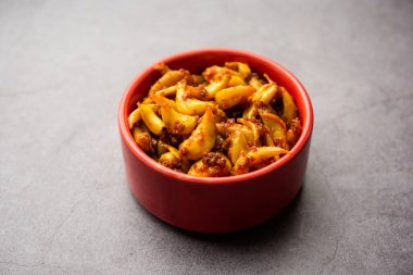 Lahanayı kullanarak yapılan sarımsak turşusu ya da Veluthulli Achar Hindistan 'ın en çok arzu edilen ve hazırlanması en kolay mezelerinden biridir.