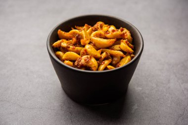 Lahanayı kullanarak yapılan sarımsak turşusu ya da Veluthulli Achar Hindistan 'ın en çok arzu edilen ve hazırlanması en kolay mezelerinden biridir.