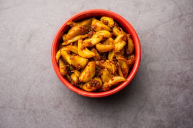 Lahanayı kullanarak yapılan sarımsak turşusu ya da Veluthulli Achar Hindistan 'ın en çok arzu edilen ve hazırlanması en kolay mezelerinden biridir.