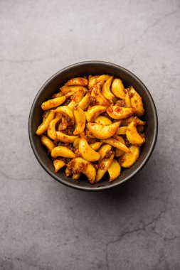 Lahanayı kullanarak yapılan sarımsak turşusu ya da Veluthulli Achar Hindistan 'ın en çok arzu edilen ve hazırlanması en kolay mezelerinden biridir.