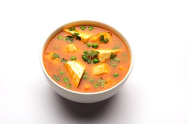 Hindistan 'dan Aloo Matar Paneer Recipe baharatlı köri ile pişirilmiş patates peyniriyle yapılmış. seçici odak