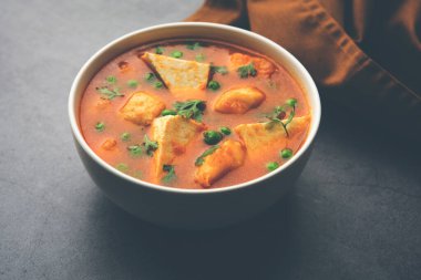 Hindistan 'dan Aloo Matar Paneer Recipe baharatlı köri ile pişirilmiş patates peyniriyle yapılmış. seçici odak