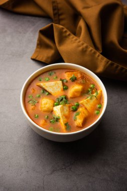 Hindistan 'dan Aloo Matar Paneer Recipe baharatlı köri ile pişirilmiş patates peyniriyle yapılmış. seçici odak