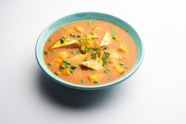 Hindistan 'dan Aloo Matar Paneer Recipe baharatlı köri ile pişirilmiş patates peyniriyle yapılmış. seçici odak