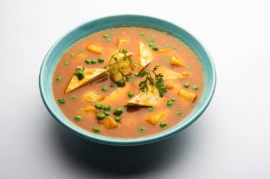 Hindistan 'dan Aloo Matar Paneer Recipe baharatlı köri ile pişirilmiş patates peyniriyle yapılmış. seçici odak