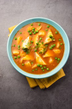 Hindistan 'dan Aloo Matar Paneer Recipe baharatlı köri ile pişirilmiş patates peyniriyle yapılmış. seçici odak