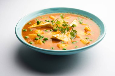 Hindistan 'dan Aloo Matar Paneer Recipe baharatlı köri ile pişirilmiş patates peyniriyle yapılmış. seçici odak