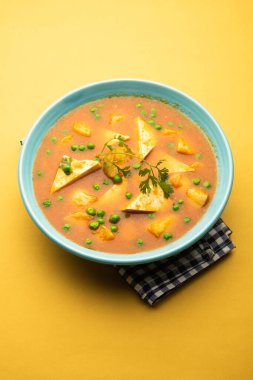 Hindistan 'dan Aloo Matar Paneer Recipe baharatlı köri ile pişirilmiş patates peyniriyle yapılmış. seçici odak