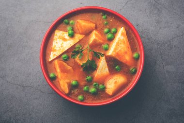 Hindistan 'dan Aloo Matar Paneer Recipe baharatlı köri ile pişirilmiş patates peyniriyle yapılmış. seçici odak
