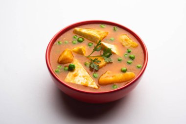 Hindistan 'dan Aloo Matar Paneer Recipe baharatlı köri ile pişirilmiş patates peyniriyle yapılmış. seçici odak