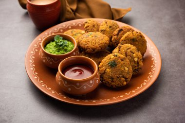 Masala Chana Dal Vada veya Parippu veya Paruppu Vadai, Maharashtra ve Kerala 'dan alınmış bir çerez tarifi. Tabakta servis ediliyor. seçici odak