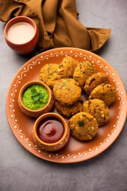 Masala Chana Dal Vada veya Parippu veya Paruppu Vadai, Maharashtra ve Kerala 'dan alınmış bir çerez tarifi. Tabakta servis ediliyor. seçici odak