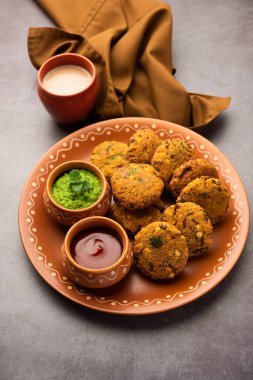 Masala Chana Dal Vada veya Parippu veya Paruppu Vadai, Maharashtra ve Kerala 'dan alınmış bir çerez tarifi. Tabakta servis ediliyor. seçici odak