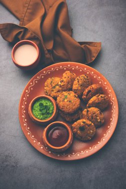 Masala Chana Dal Vada veya Parippu veya Paruppu Vadai, Maharashtra ve Kerala 'dan alınmış bir çerez tarifi. Tabakta servis ediliyor. seçici odak