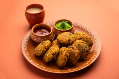 Masala Chana Dal Vada veya Parippu veya Paruppu Vadai, Maharashtra ve Kerala 'dan alınmış bir çerez tarifi. Tabakta servis ediliyor. seçici odak