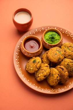 Masala Chana Dal Vada veya Parippu veya Paruppu Vadai, Maharashtra ve Kerala 'dan alınmış bir çerez tarifi. Tabakta servis ediliyor. seçici odak