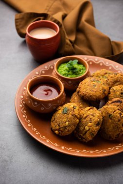 Masala Chana Dal Vada veya Parippu veya Paruppu Vadai, Maharashtra ve Kerala 'dan alınmış bir çerez tarifi. Tabakta servis ediliyor. seçici odak