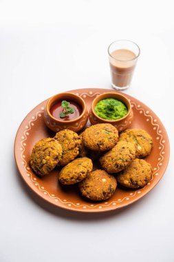 Masala Chana Dal Vada veya Parippu veya Paruppu Vadai, Maharashtra ve Kerala 'dan alınmış bir çerez tarifi. Tabakta servis ediliyor. seçici odak