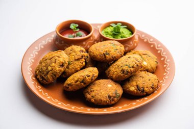 Masala Chana Dal Vada veya Parippu veya Paruppu Vadai, Maharashtra ve Kerala 'dan alınmış bir çerez tarifi. Tabakta servis ediliyor. seçici odak