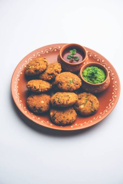 Masala Chana Dal Vada veya Parippu veya Paruppu Vadai, Maharashtra ve Kerala 'dan alınmış bir çerez tarifi. Tabakta servis ediliyor. seçici odak