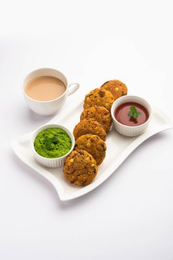 Masala Chana Dal Vada veya Parippu veya Paruppu Vadai, Maharashtra ve Kerala 'dan alınmış bir çerez tarifi. Tabakta servis ediliyor. seçici odak