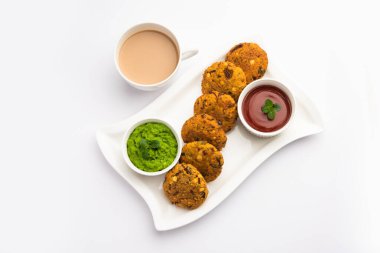 Masala Chana Dal Vada veya Parippu veya Paruppu Vadai, Maharashtra ve Kerala 'dan alınmış bir çerez tarifi. Tabakta servis ediliyor. seçici odak