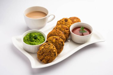 Masala Chana Dal Vada veya Parippu veya Paruppu Vadai, Maharashtra ve Kerala 'dan alınmış bir çerez tarifi. Tabakta servis ediliyor. seçici odak