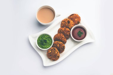 Masala Chana Dal Vada veya Parippu veya Paruppu Vadai, Maharashtra ve Kerala 'dan alınmış bir çerez tarifi. Tabakta servis ediliyor. seçici odak