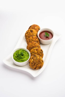 Masala Chana Dal Vada veya Parippu veya Paruppu Vadai, Maharashtra ve Kerala 'dan alınmış bir çerez tarifi. Tabakta servis ediliyor. seçici odak