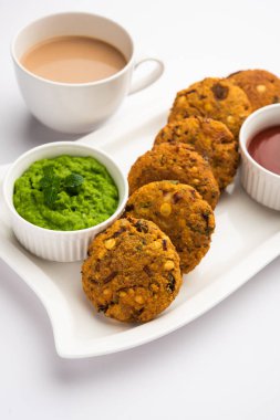 Masala Chana Dal Vada veya Parippu veya Paruppu Vadai, Maharashtra ve Kerala 'dan alınmış bir çerez tarifi. Tabakta servis ediliyor. seçici odak