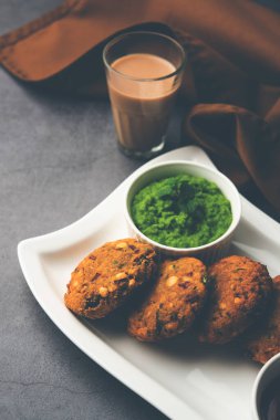 Masala Chana Dal Vada veya Parippu veya Paruppu Vadai, Maharashtra ve Kerala 'dan alınmış bir çerez tarifi. Tabakta servis ediliyor. seçici odak
