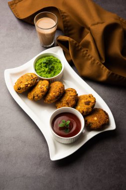 Masala Chana Dal Vada veya Parippu veya Paruppu Vadai, Maharashtra ve Kerala 'dan alınmış bir çerez tarifi. Tabakta servis ediliyor. seçici odak
