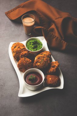 Masala Chana Dal Vada veya Parippu veya Paruppu Vadai, Maharashtra ve Kerala 'dan alınmış bir çerez tarifi. Tabakta servis ediliyor. seçici odak