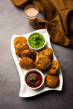 Masala Chana Dal Vada veya Parippu veya Paruppu Vadai, Maharashtra ve Kerala 'dan alınmış bir çerez tarifi. Tabakta servis ediliyor. seçici odak