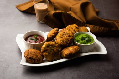 Masala Chana Dal Vada veya Parippu veya Paruppu Vadai, Maharashtra ve Kerala 'dan alınmış bir çerez tarifi. Tabakta servis ediliyor. seçici odak