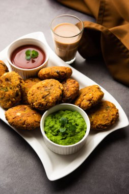 Masala Chana Dal Vada veya Parippu veya Paruppu Vadai, Maharashtra ve Kerala 'dan alınmış bir çerez tarifi. Tabakta servis ediliyor. seçici odak