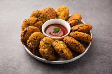 Masala Chana Dal Vada veya Parippu veya Paruppu Vadai, Maharashtra ve Kerala 'dan alınmış bir çerez tarifi. Tabakta servis ediliyor. seçici odak