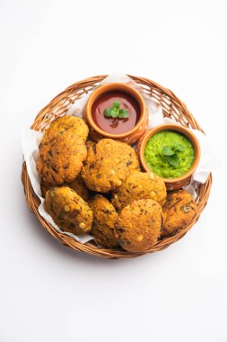 Masala Chana Dal Vada veya Parippu veya Paruppu Vadai, Maharashtra ve Kerala 'dan alınmış bir çerez tarifi. Tabakta servis ediliyor. seçici odak