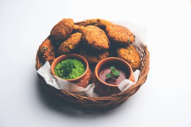 Masala Chana Dal Vada veya Parippu veya Paruppu Vadai, Maharashtra ve Kerala 'dan alınmış bir çerez tarifi. Tabakta servis ediliyor. seçici odak