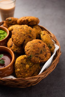 Masala Chana Dal Vada veya Parippu veya Paruppu Vadai, Maharashtra ve Kerala 'dan alınmış bir çerez tarifi. Tabakta servis ediliyor. seçici odak